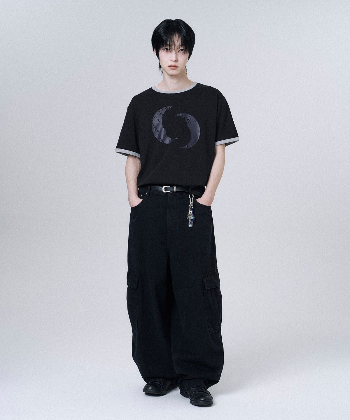 무븐(MOOVN) TWIN MOON 링거 반팔 티셔츠 블랙