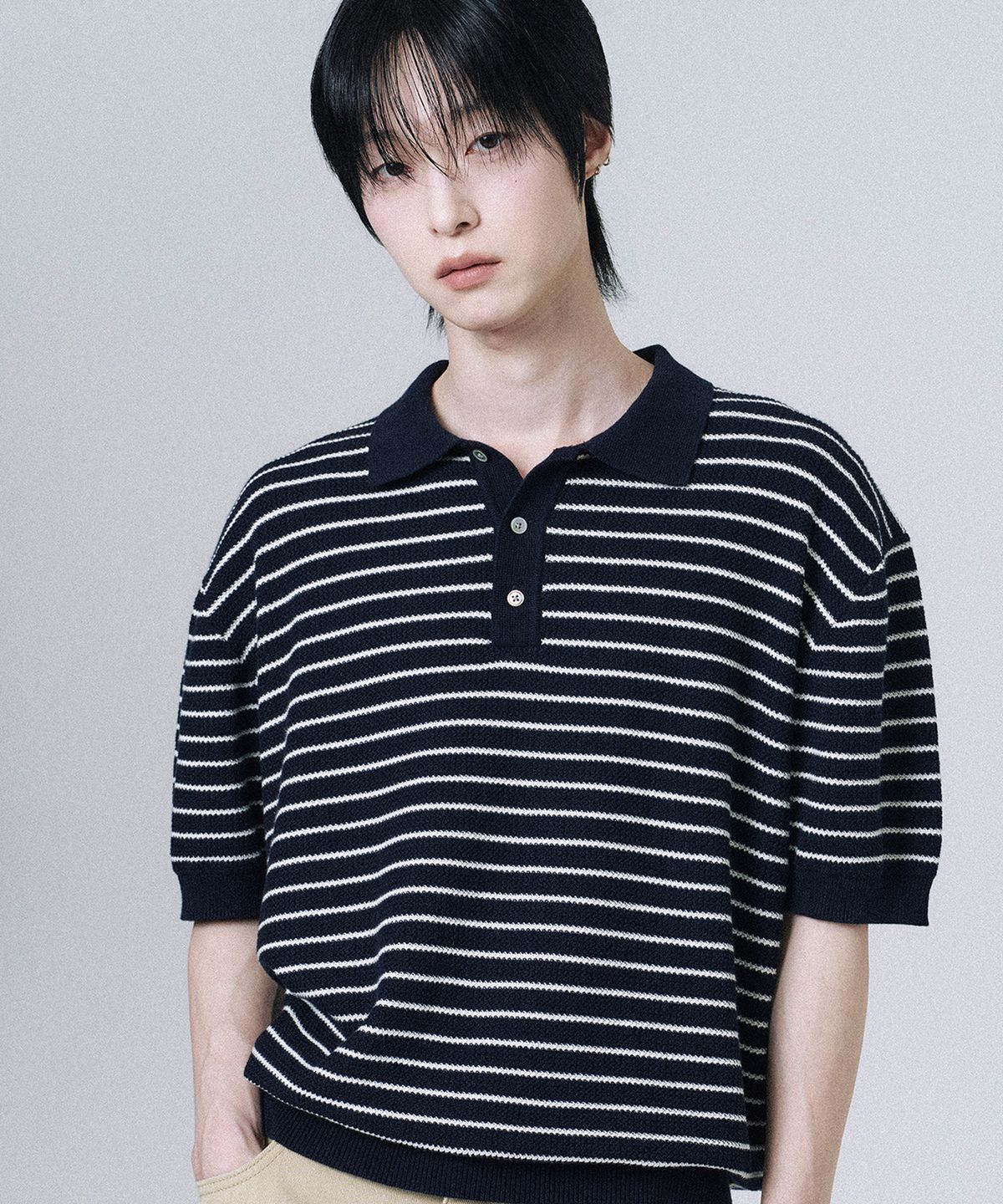 무븐(MOOVN) 스트라이프 카라 하프 니트 네이비