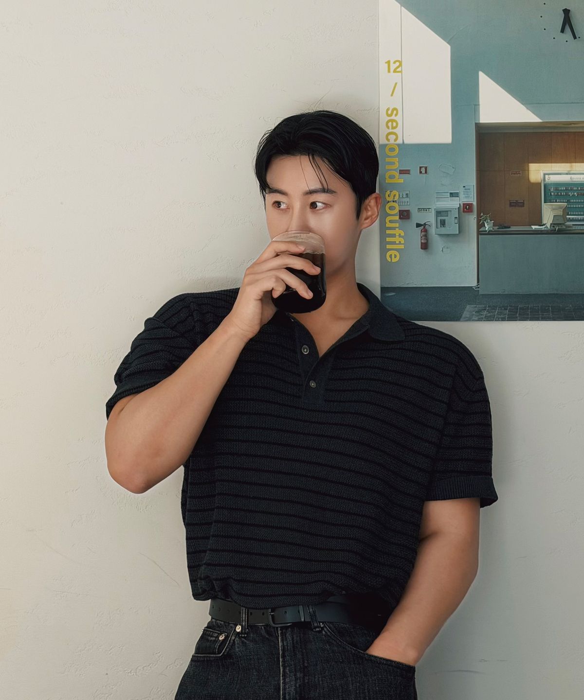 무븐(MOOVN) 스트라이프 카라 하프 니트 차콜