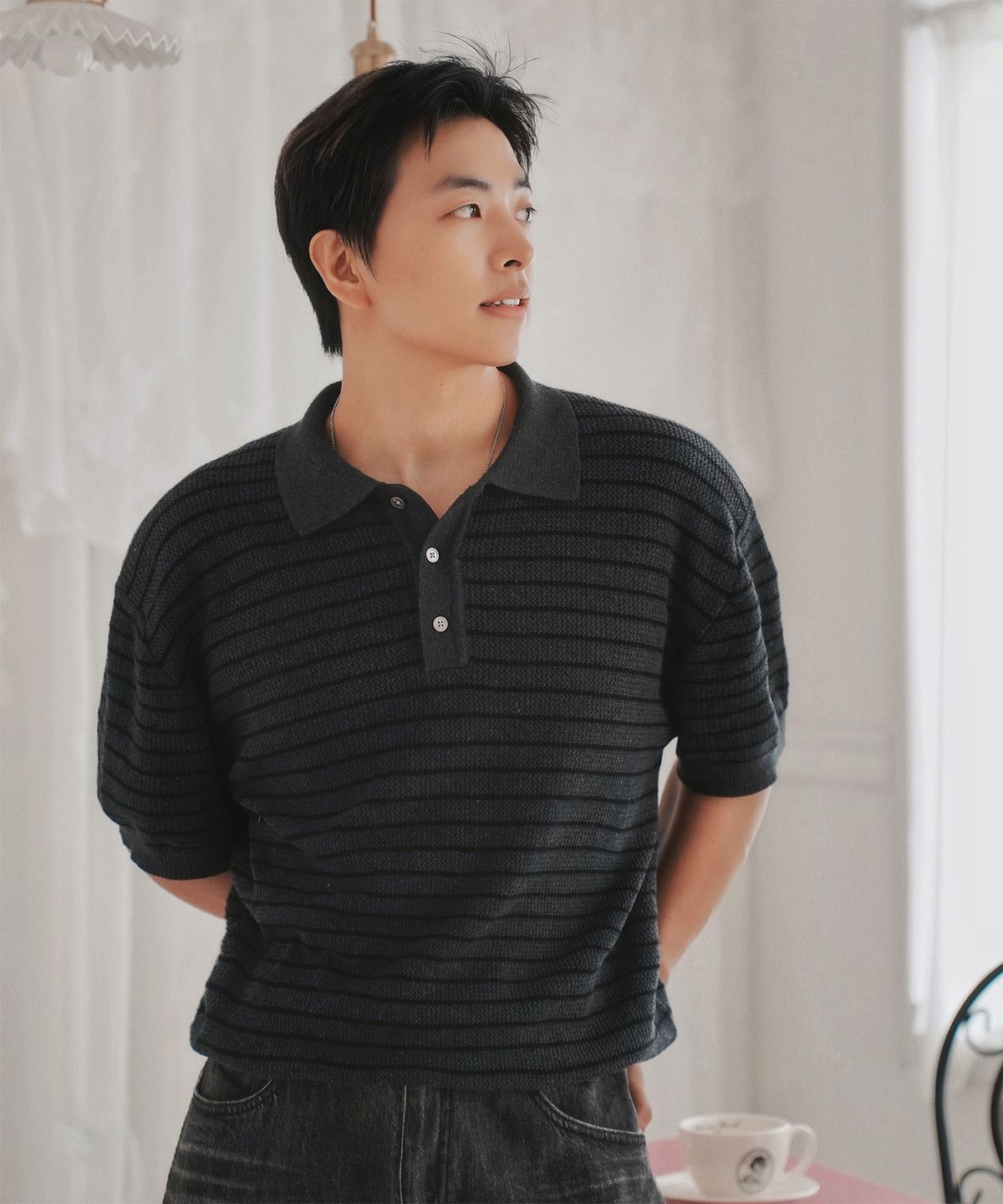 무븐(MOOVN) 스트라이프 카라 하프 니트 차콜