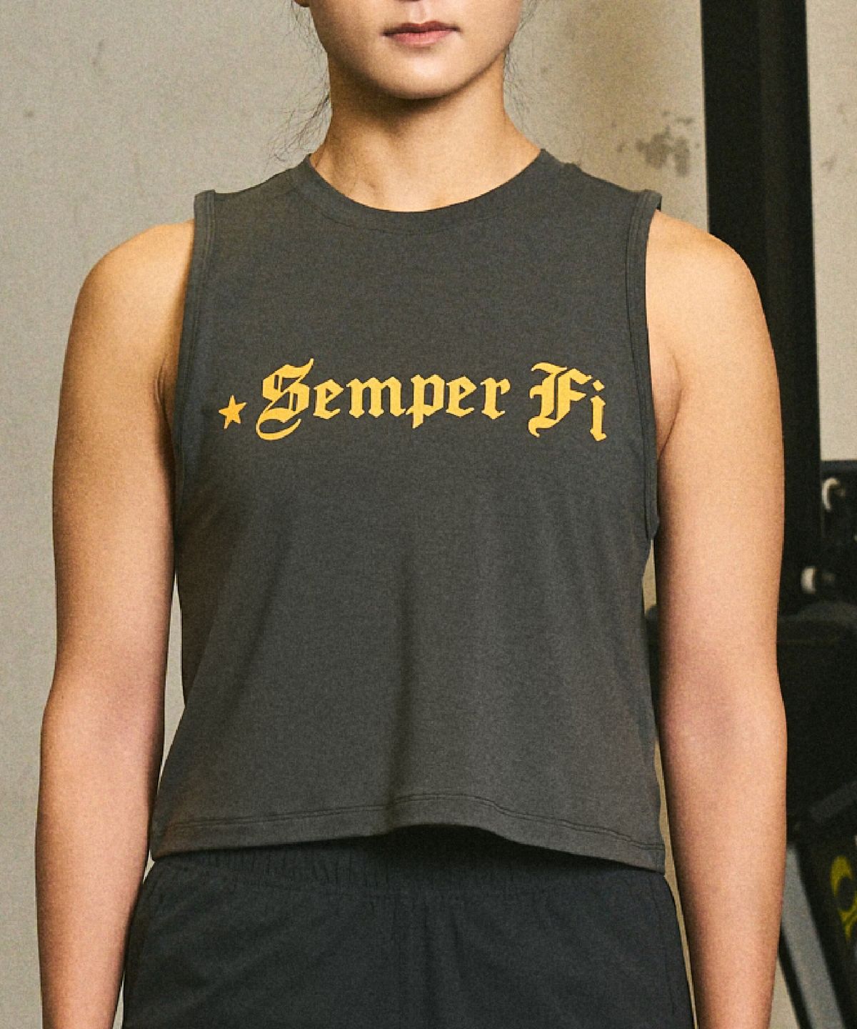 카키그라도(KHAKI GRADO) K.A.G Semper Fi 크롭 레귤러핏 슬리브리스 (딥그린카키)