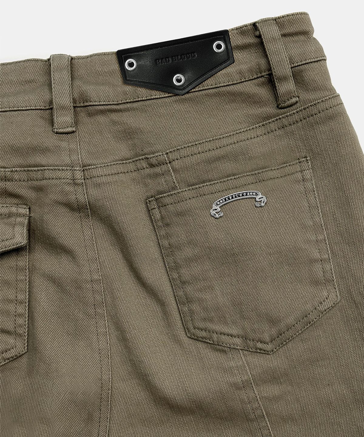배드블러드(BADBLOOD) 109 Low-Rise Cargo Bootcut Pants - Khaki