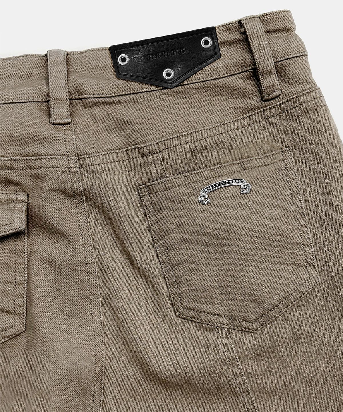 배드블러드(BADBLOOD) 109 Low-Rise Cargo Bootcut Pants - Beige