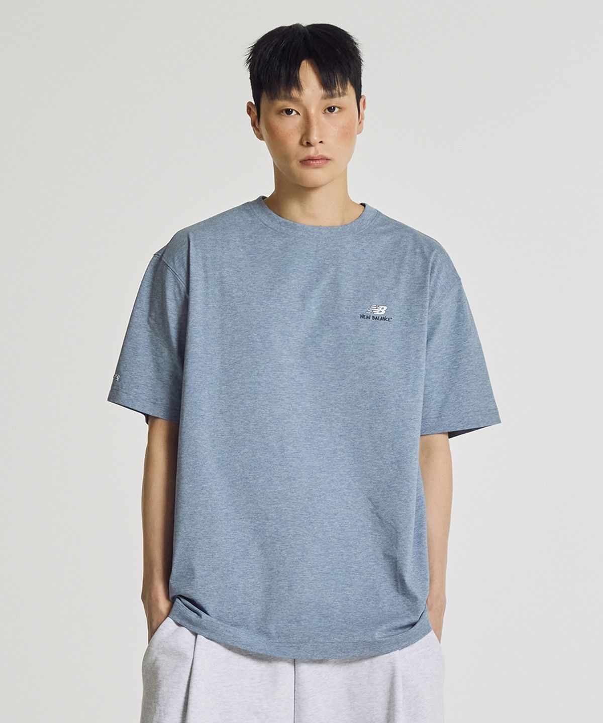 뉴발란스(NEW BALANCE) NBNEG31663 / UNI 써니 레이니 레터링 반팔티 (M/BLUE)