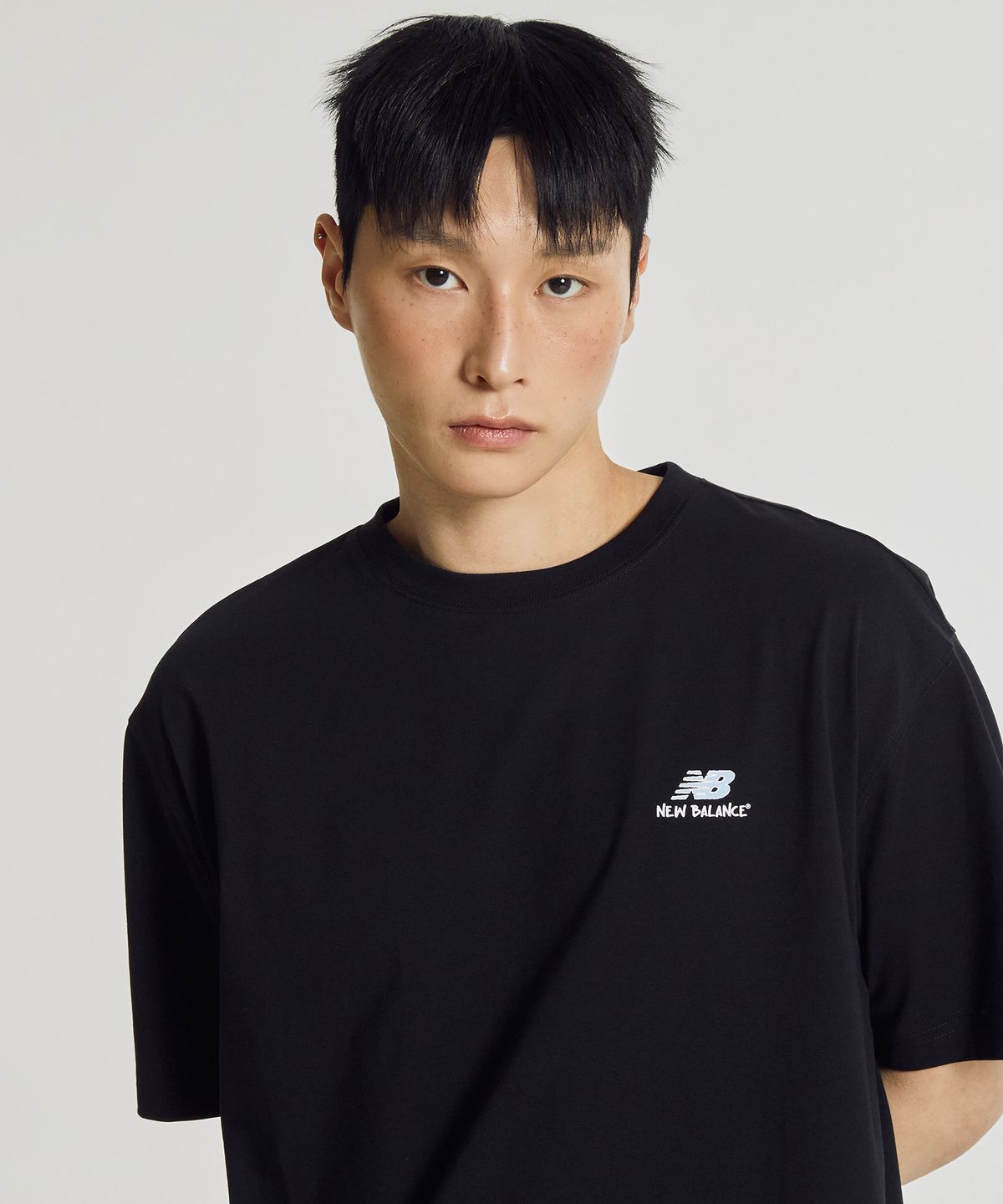 뉴발란스(NEW BALANCE) NBNEG31663 / UNI 써니 레이니 레터링 반팔티 (BLACK)