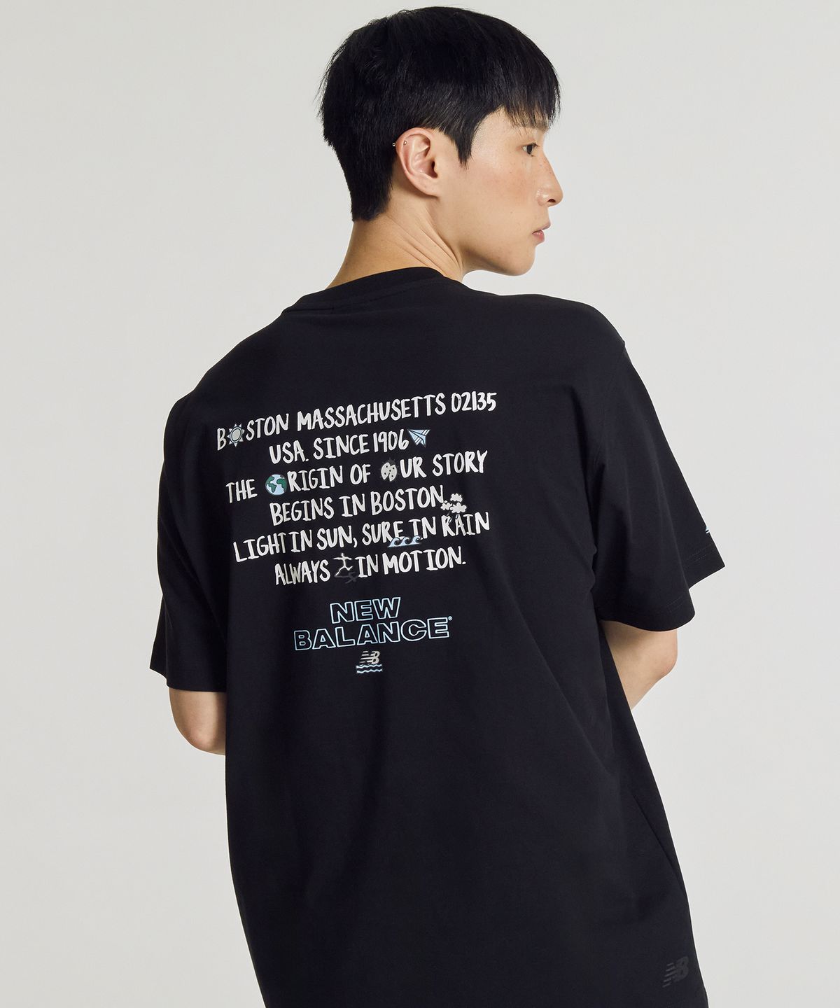 뉴발란스(NEW BALANCE) NBNEG31663 / UNI 써니 레이니 레터링 반팔티 (BLACK)