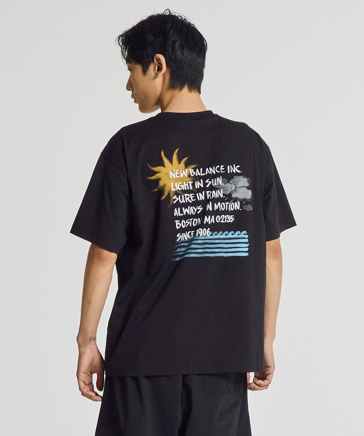 뉴발란스(NEW BALANCE) NBNEG31653 / UNI 써니 레이니 워터 레터링 반팔티 (BLACK)