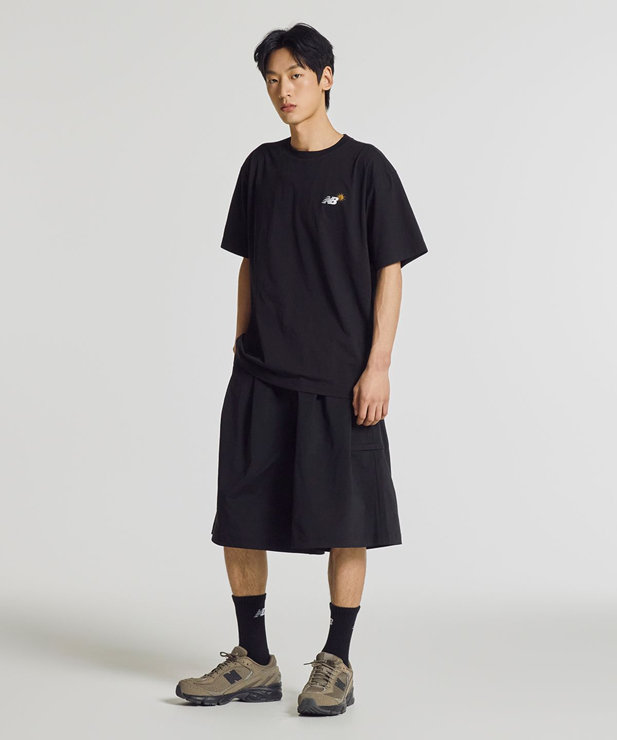 뉴발란스(NEW BALANCE) NBNEG31653 / UNI 써니 레이니 워터 레터링 반팔티 (BLACK)
