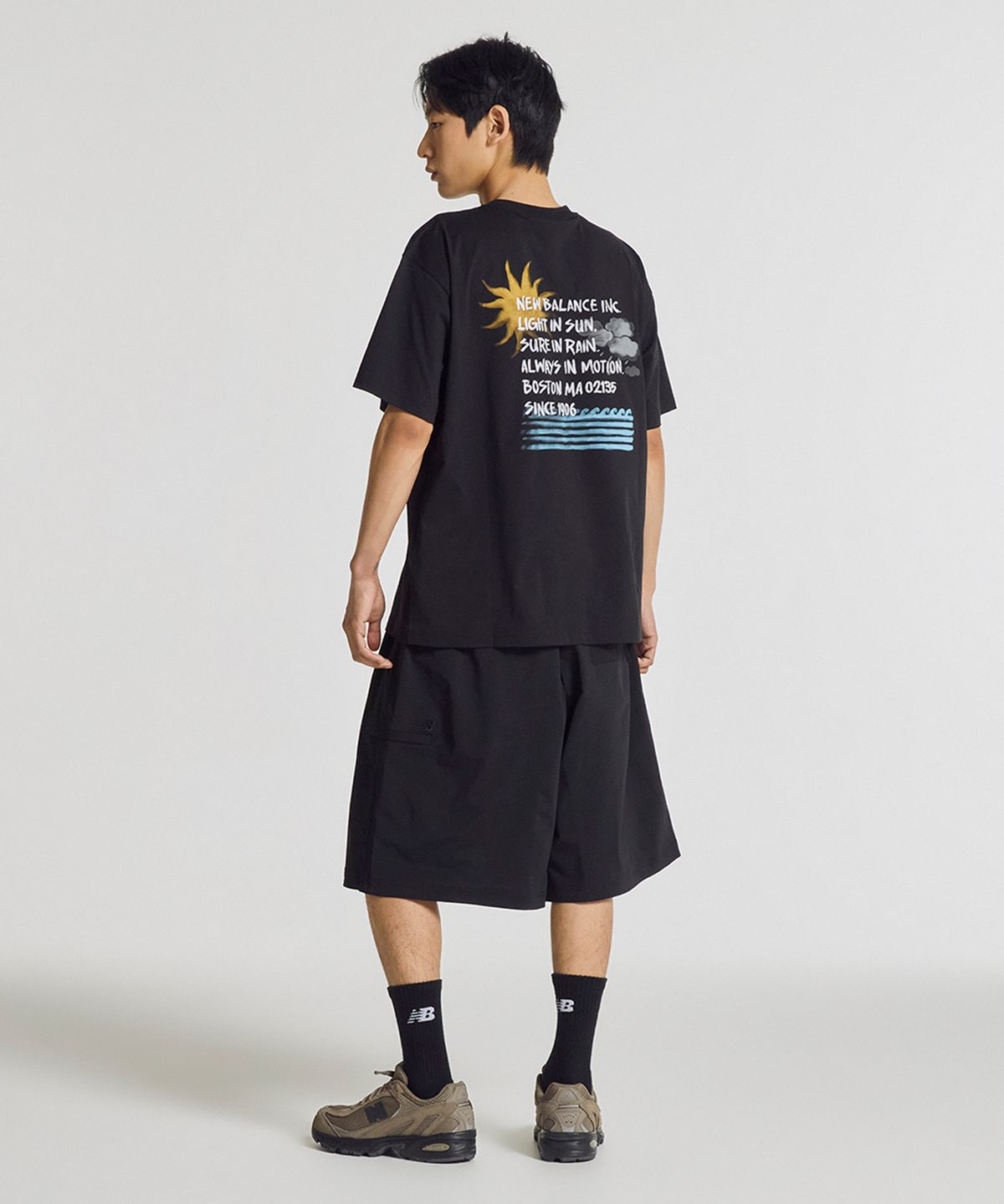 뉴발란스(NEW BALANCE) NBNEG31653 / UNI 써니 레이니 워터 레터링 반팔티 (BLACK)