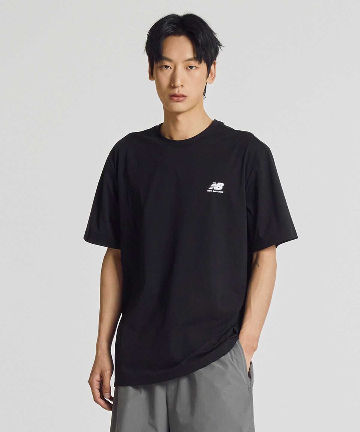 뉴발란스(NEW BALANCE) NBNEG31633 / UNI FROZEN ESSENTIAL 스몰로고 반팔티 (BLACK)