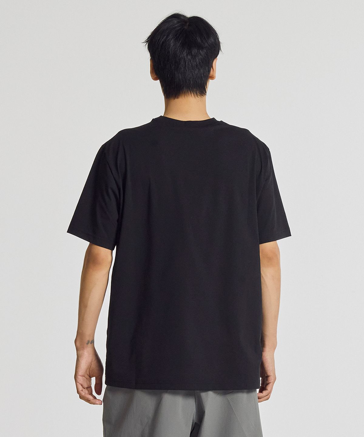 뉴발란스(NEW BALANCE) NBNEG31633 / UNI FROZEN ESSENTIAL 스몰로고 반팔티 (BLACK)