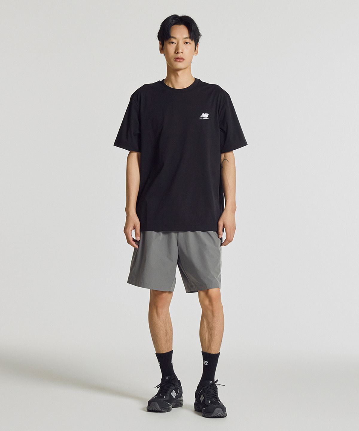 뉴발란스(NEW BALANCE) NBNEG31633 / UNI FROZEN ESSENTIAL 스몰로고 반팔티 (BLACK)