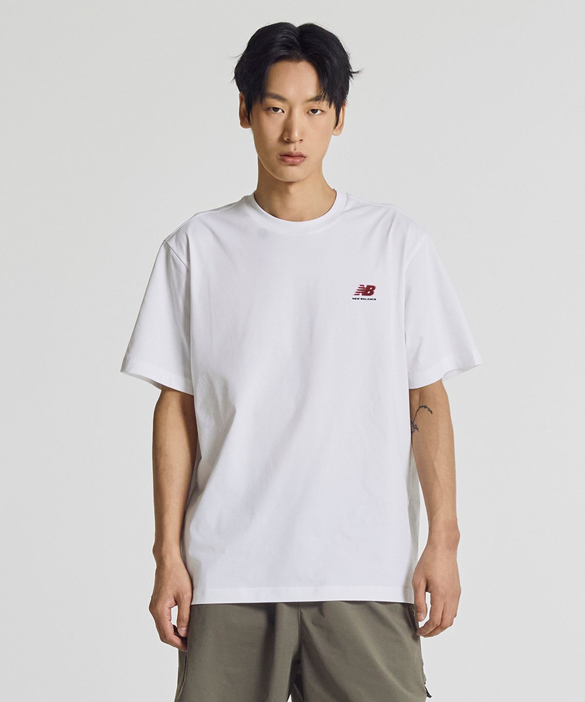 뉴발란스(NEW BALANCE) NBNEG31633 / UNI FROZEN ESSENTIAL 스몰로고 반팔티 (WHITE)