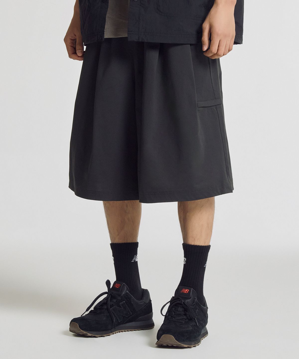 뉴발란스(NEW BALANCE) NBNVG31713 / UNI 에어 라이트 6부 니트 버뮤다 쇼츠 (CHARCOAL)