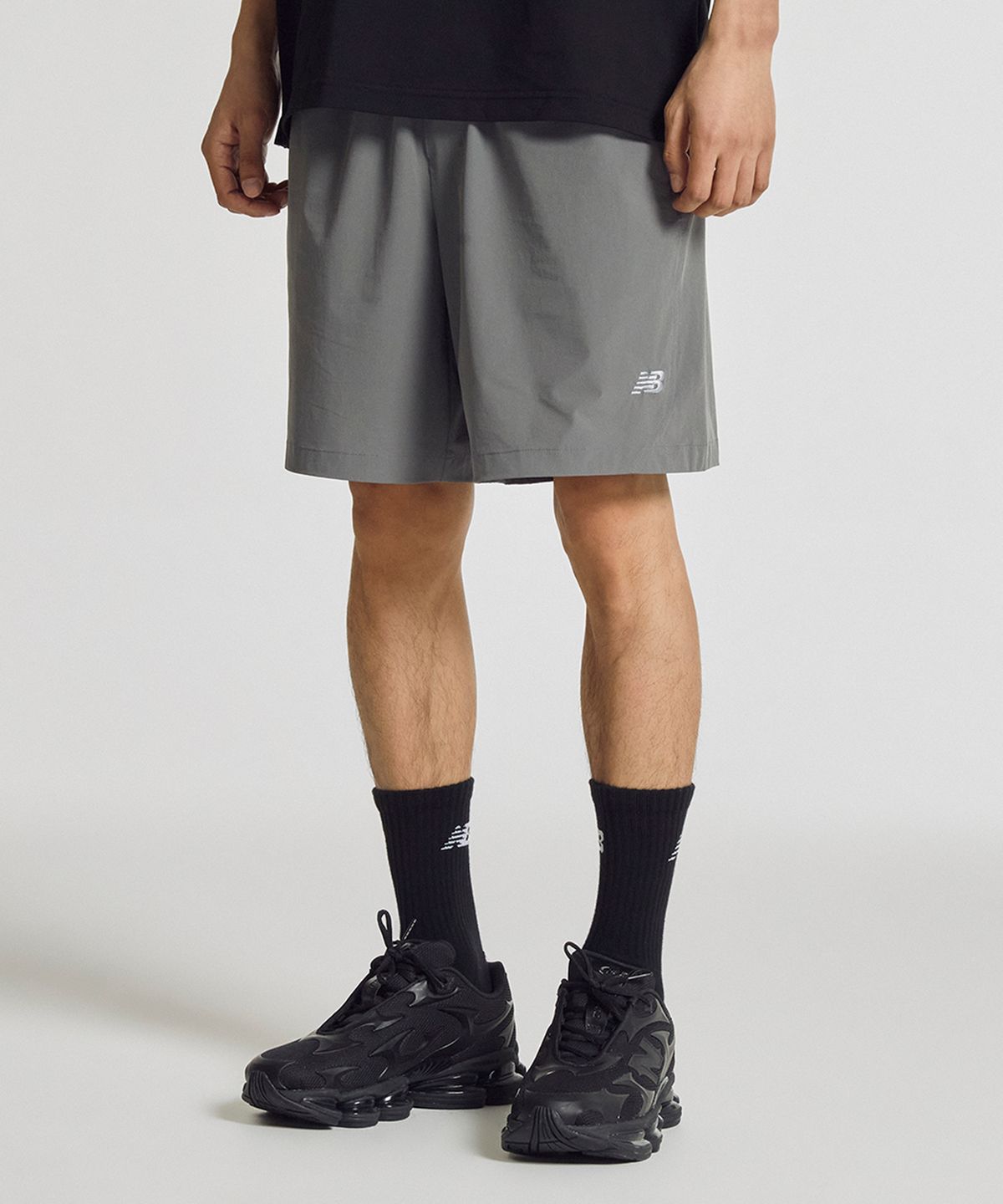 뉴발란스(NEW BALANCE) NBNVG31603 / UNI FROZEN ESSENTIAL 4.5부 쇼츠 (DARK GRAY)