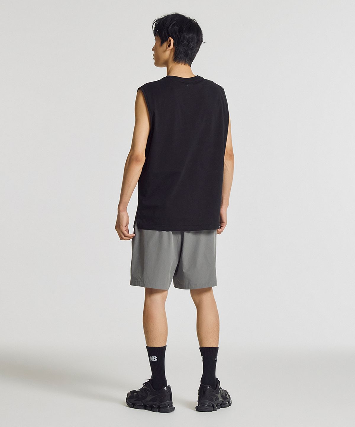 뉴발란스(NEW BALANCE) NBNVG31603 / UNI FROZEN ESSENTIAL 4.5부 쇼츠 (DARK GRAY)