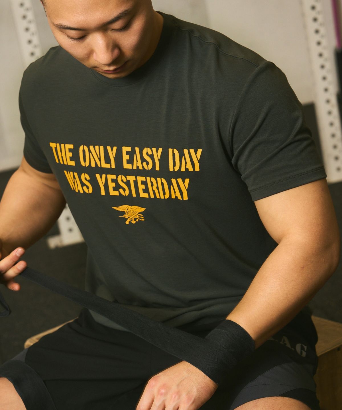 카키그라도(KHAKI GRADO) K.A.G Navy Seal 슬로건 머슬드 레귤러핏 반팔 티셔츠 (딥그린카키)