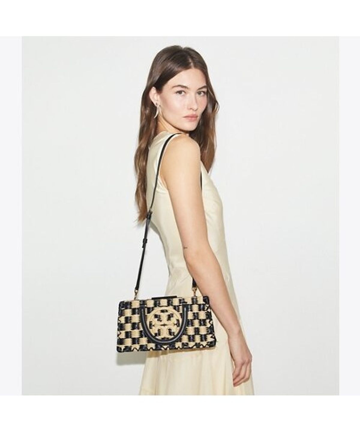 토리버치(TORYBURCH) 엘라 핸드 크로셰티드 체크 E/W 탑 핸들 - 블랙 / 내추럴