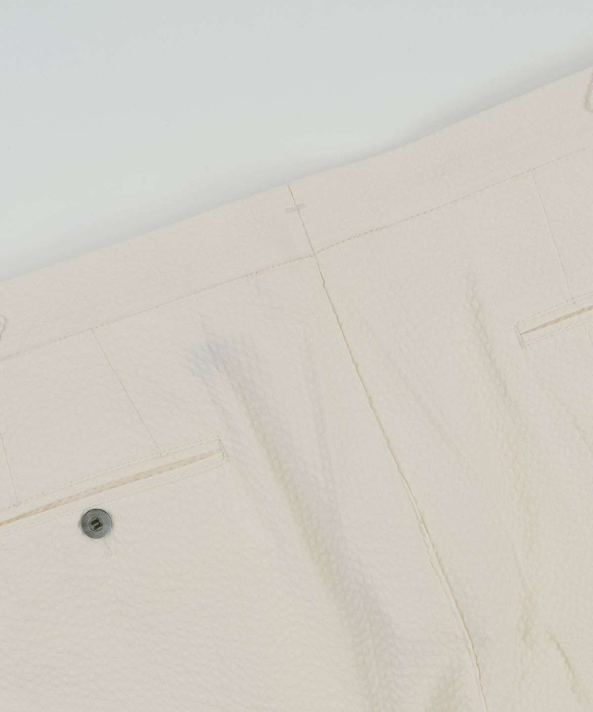 벨리프(BELLIEF) Essential Seersucker Adjust 2-Pleated Relaxed Chino (Ecru)