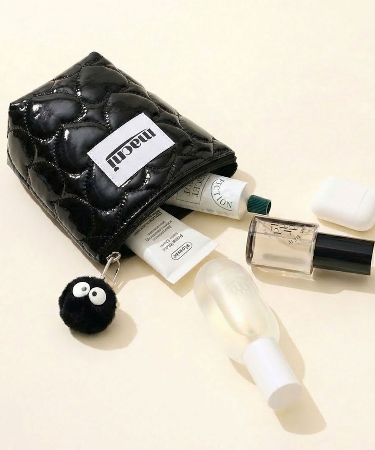 마크니(MACNI) HEART QUILTING STANDY POUCH BLACK