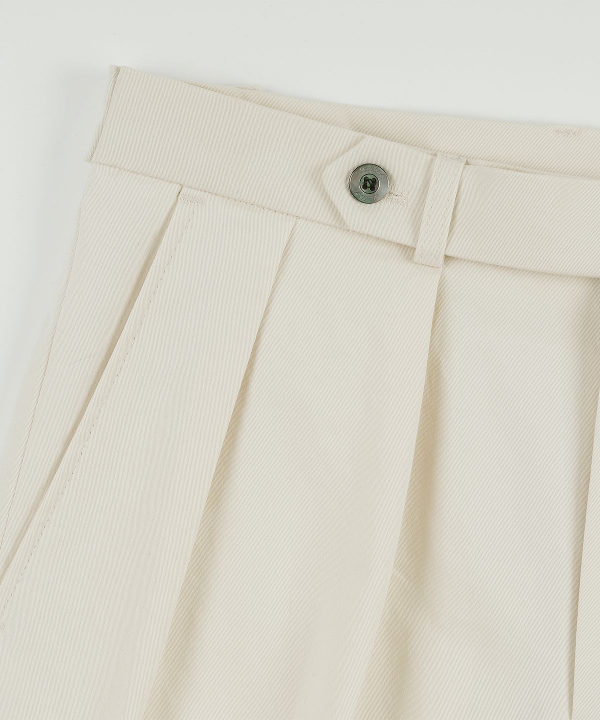 벨리프(BELLIEF) Essential Cotton 2-Pleated Chino Shorts (Ecru)