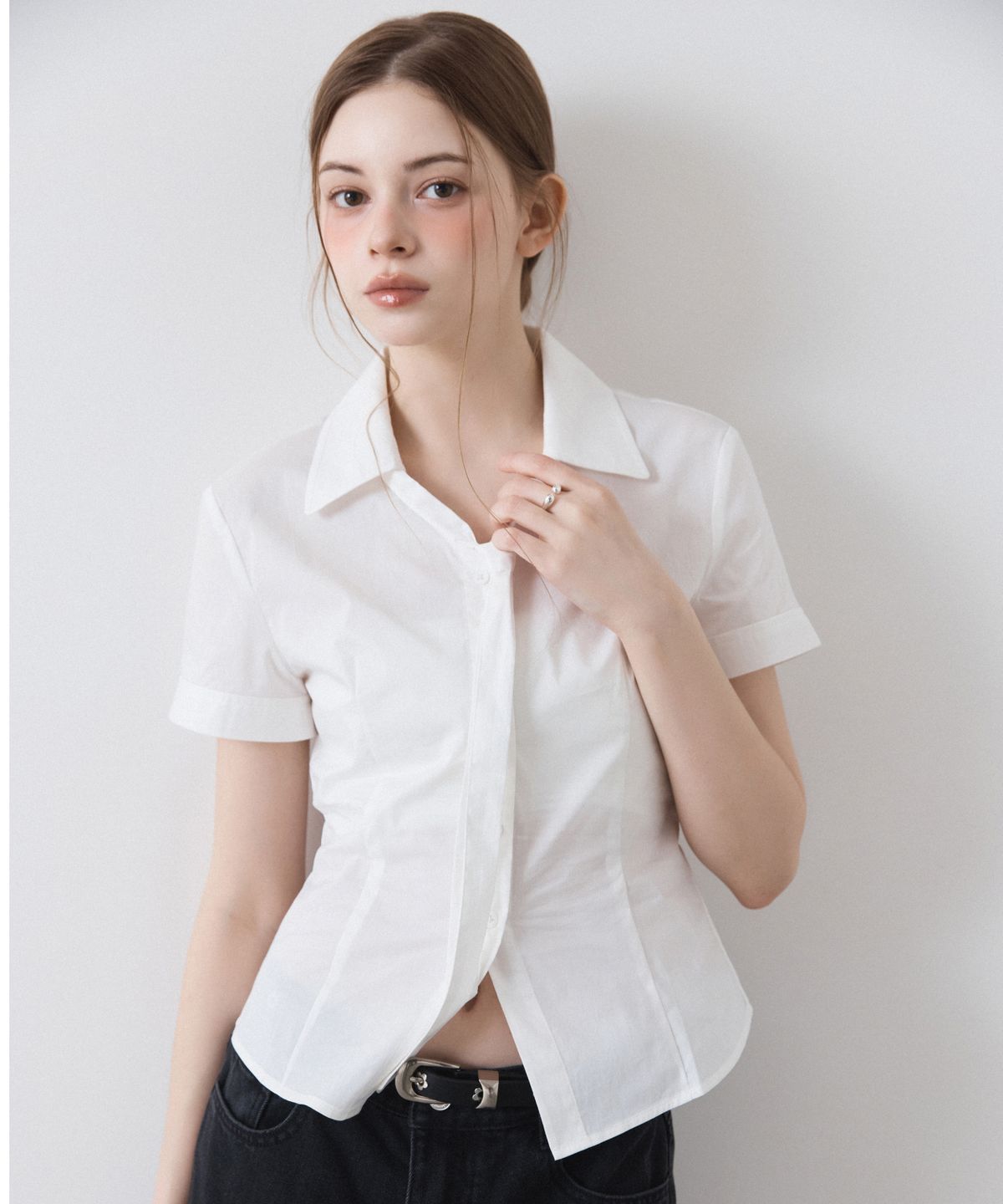 미쏘(MIXXO) V넥 슬림핏 타이 반팔 셔츠 RE YWG309G_MIWYAG50QG