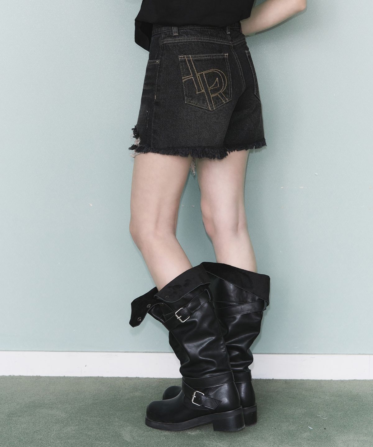 레더리(LEATHERY) 체인 로고 데미지 데님 쇼츠 [WASHED BLACK]
