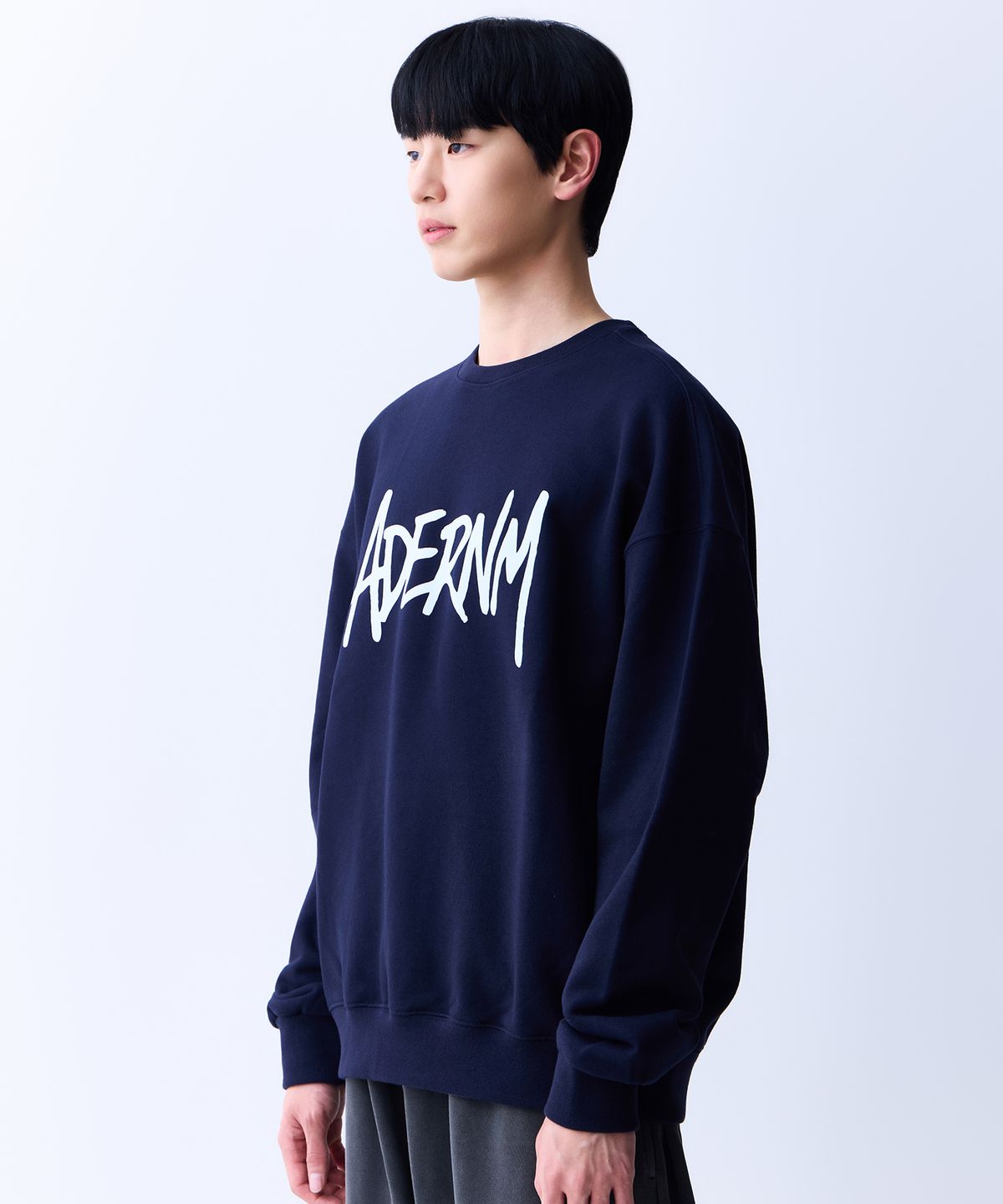 에이던엠(ADERNM) 스크립 스웨트셔츠 네이비&화이트