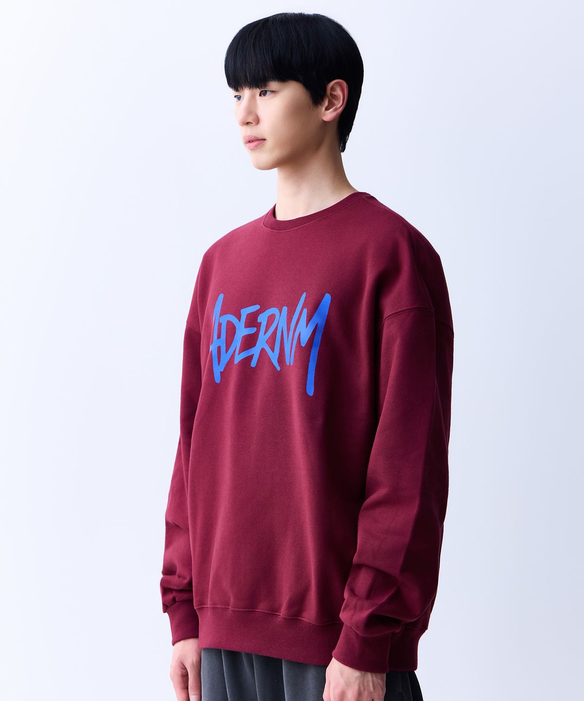 에이던엠(ADERNM) 스크립 스웨트셔츠 버건디