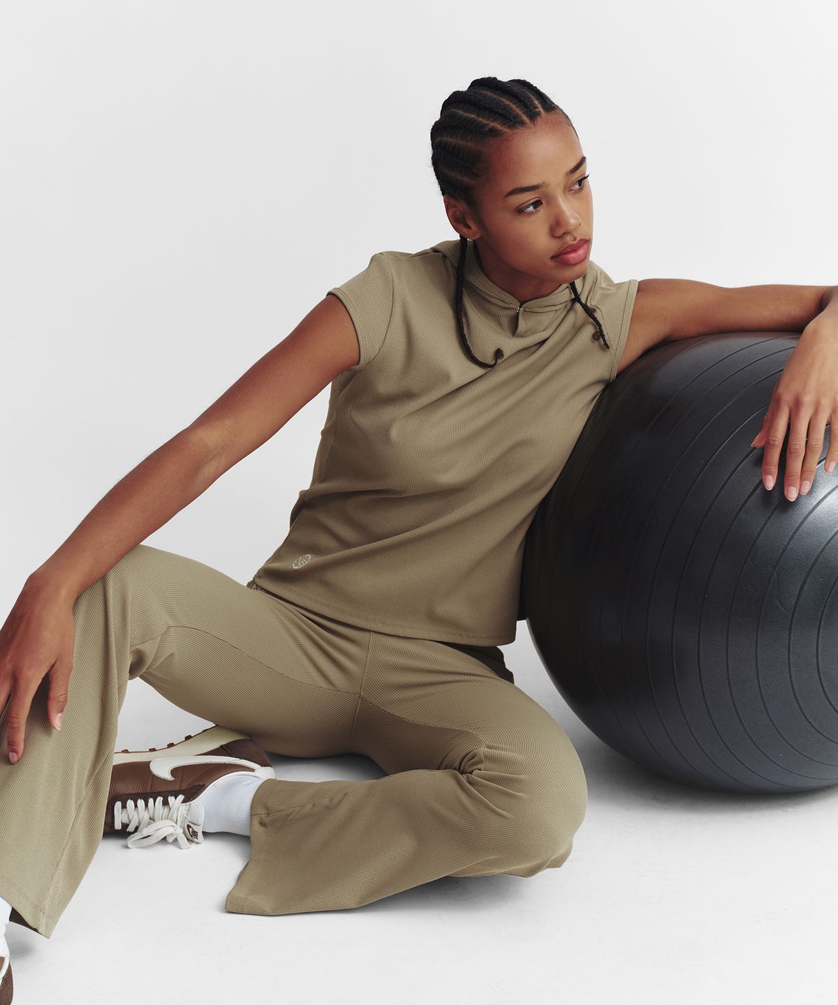 미나수(MENASOO) Move Fit Bootcut Ribbed Pants