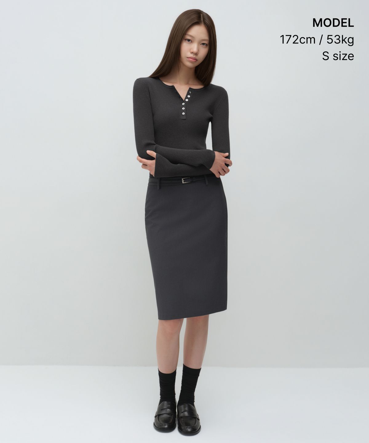 무신사 스탠다드 우먼(MUSINSA STANDARD WOMAN) 우먼즈 리브드 슬림 헨리 넥 니트 [건메탈]