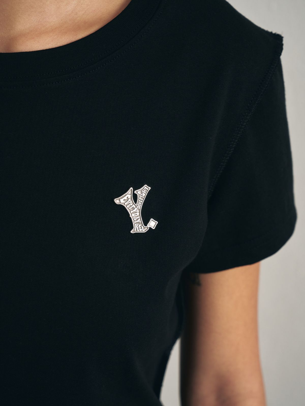 와이이이엘(YEEL) Y. SLIM FIT T-SHIRT BLACK