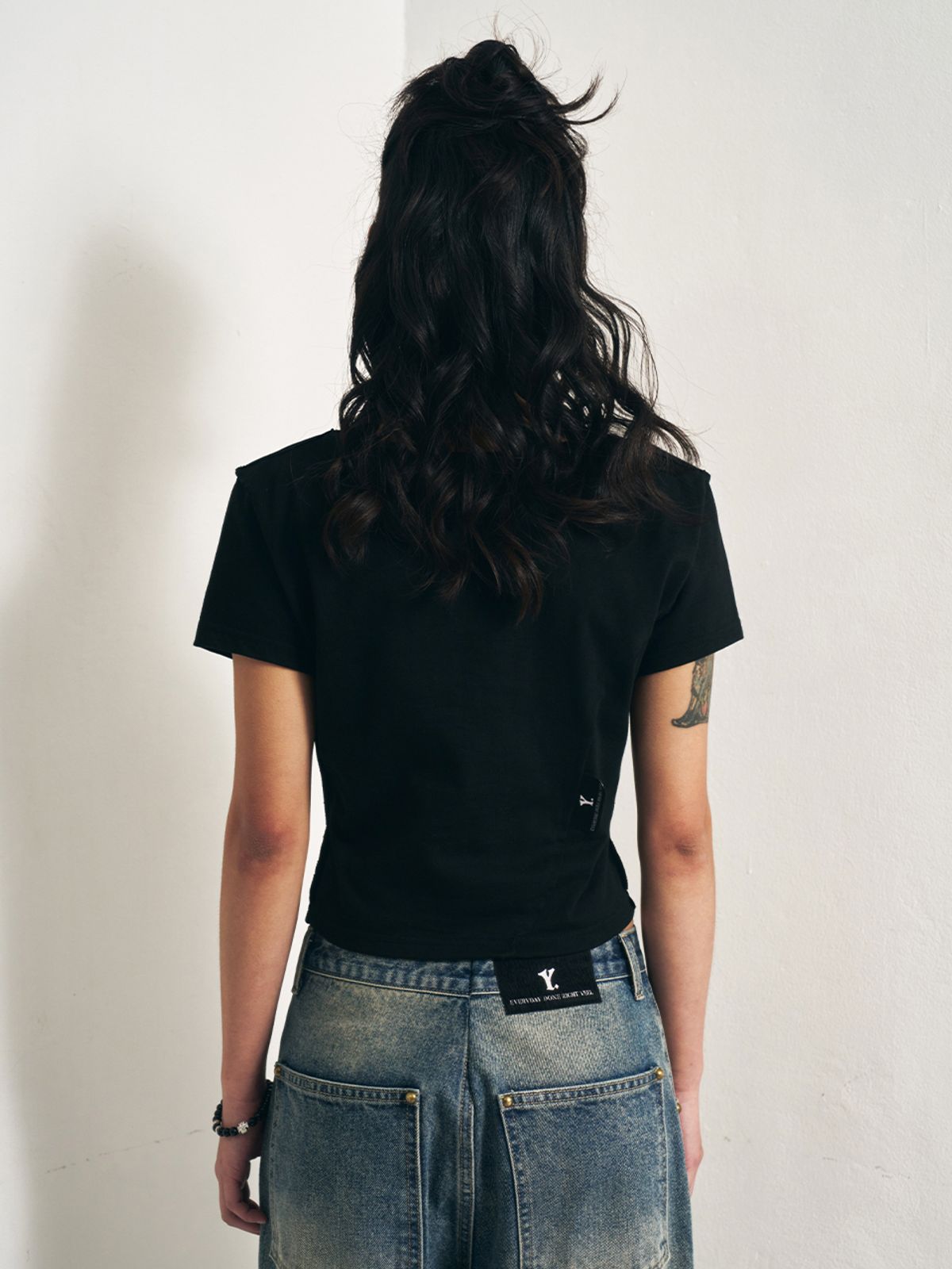 와이이이엘(YEEL) Y. SLIM FIT T-SHIRT BLACK