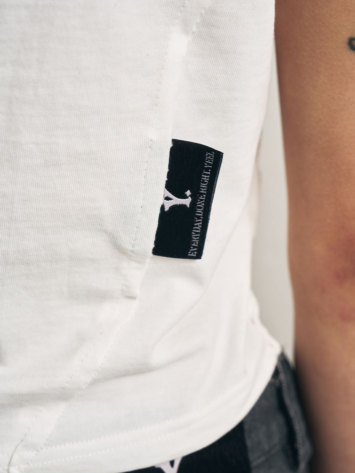 와이이이엘(YEEL) Y. SLIM FIT T-SHIRT WHITE