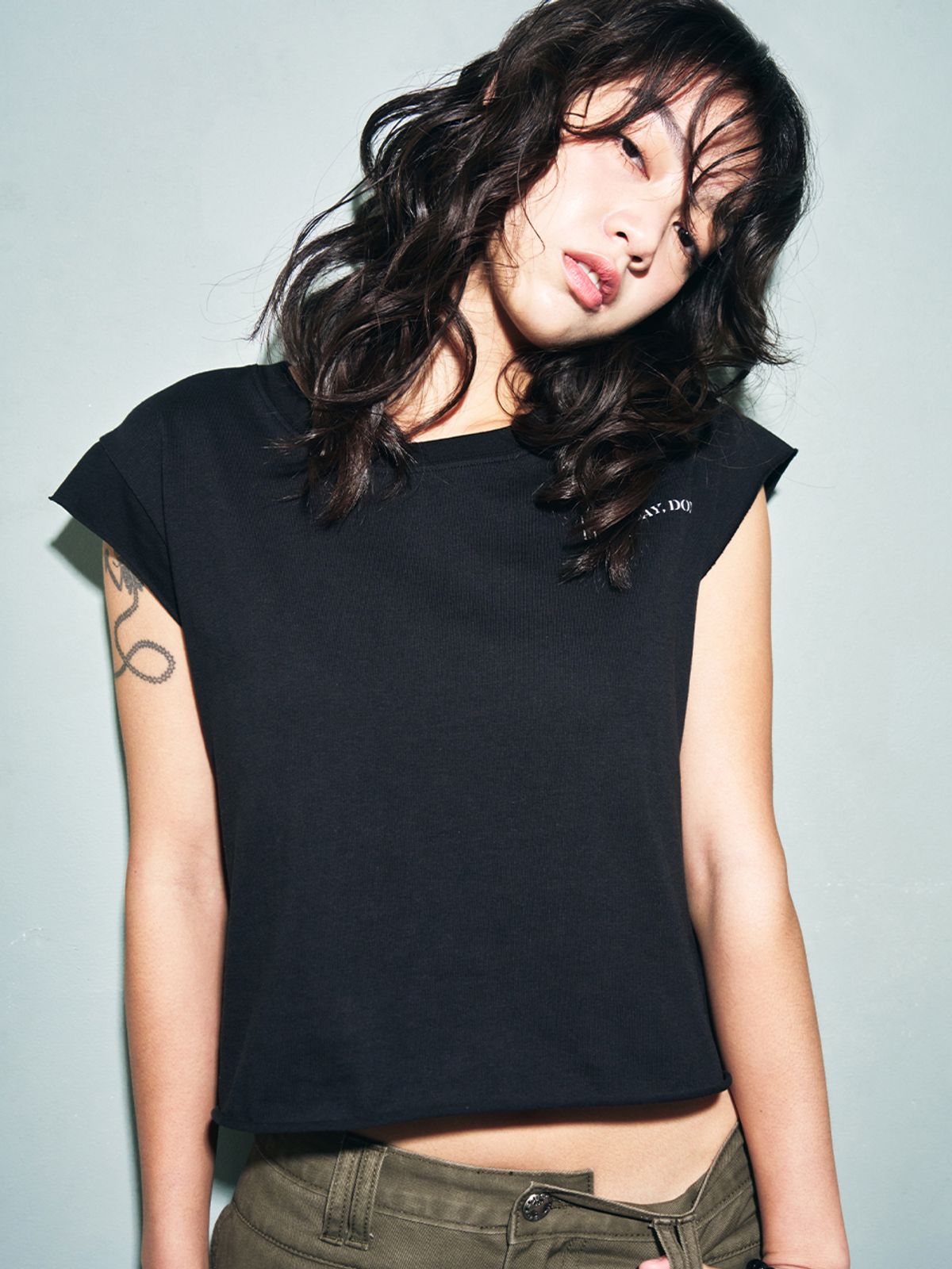 와이이이엘(YEEL) Y. CAP SLEEVE T-SHIRT BLACK