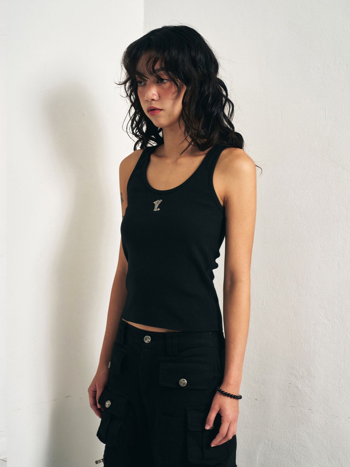 와이이이엘(YEEL) Y. RIBBED SLEEVELESS TOP BLACK