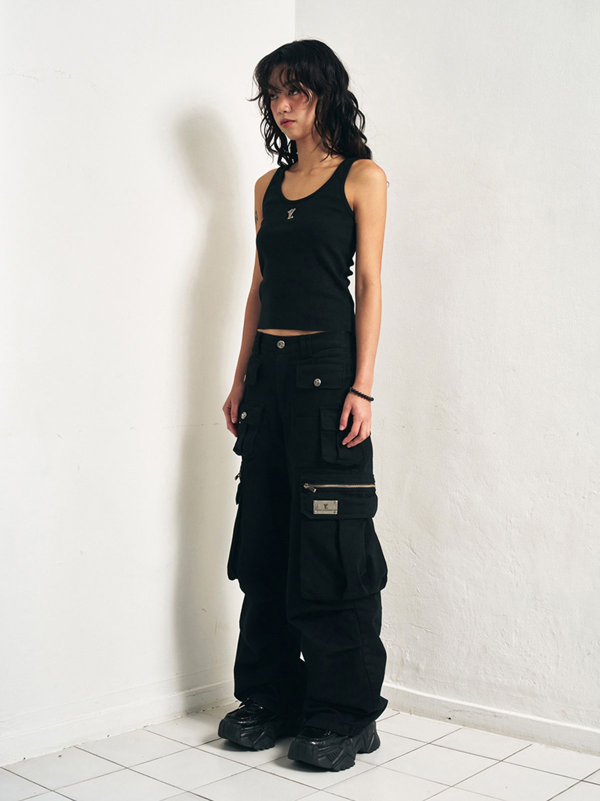 와이이이엘(YEEL) Y. RIBBED SLEEVELESS TOP BLACK