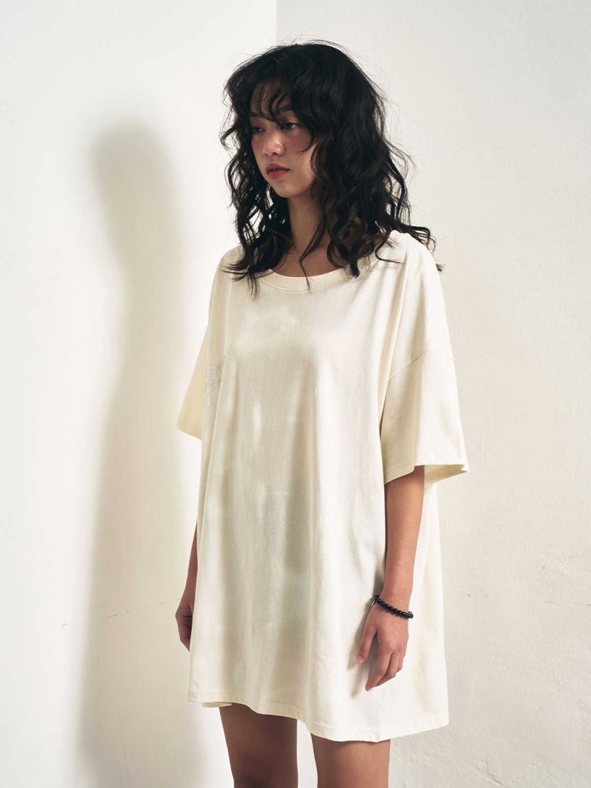 와이이이엘(YEEL) Y. STUDDED OVERSIZED T-SHIRT IVORY