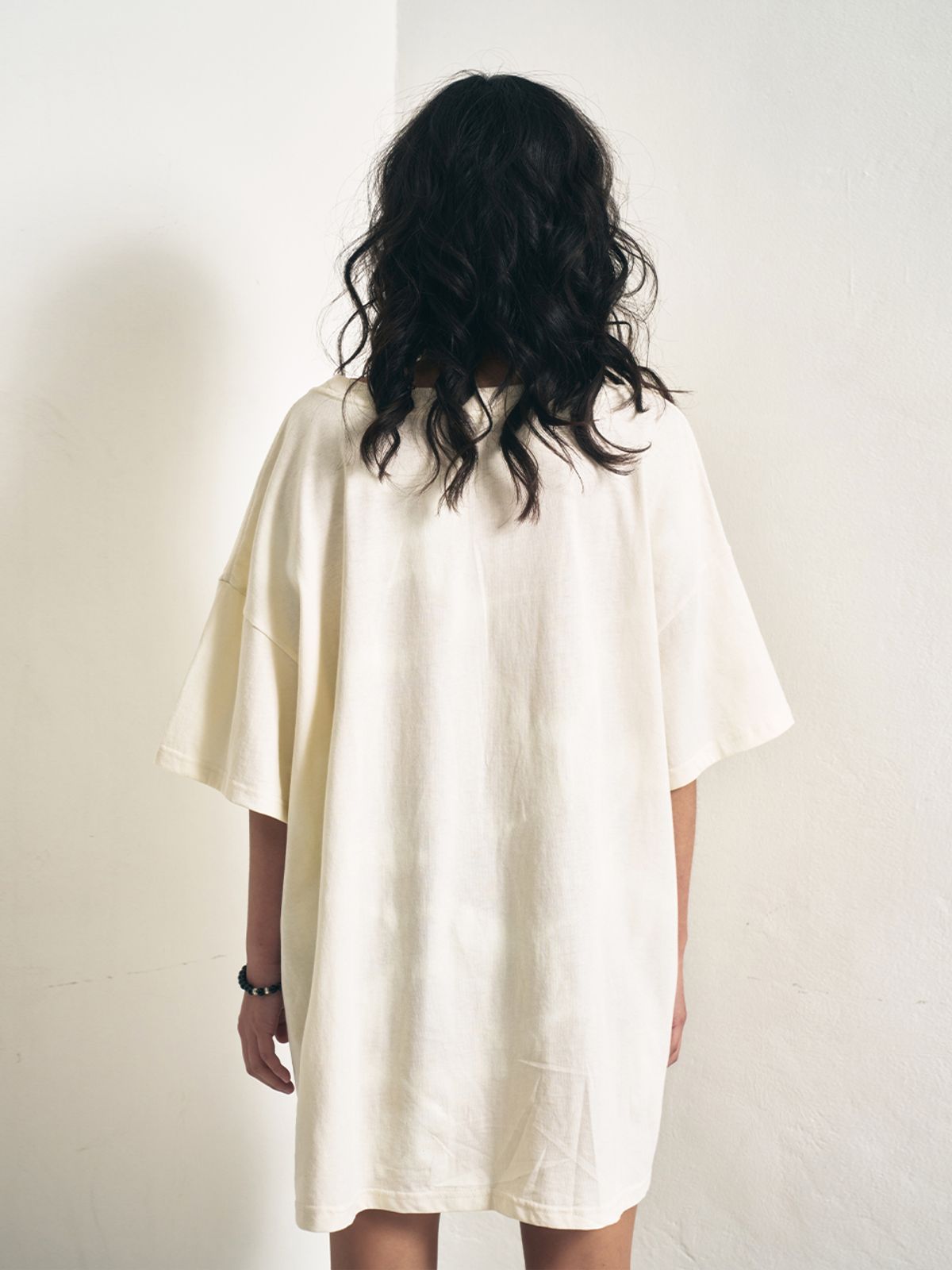 와이이이엘(YEEL) Y. STUDDED OVERSIZED T-SHIRT IVORY