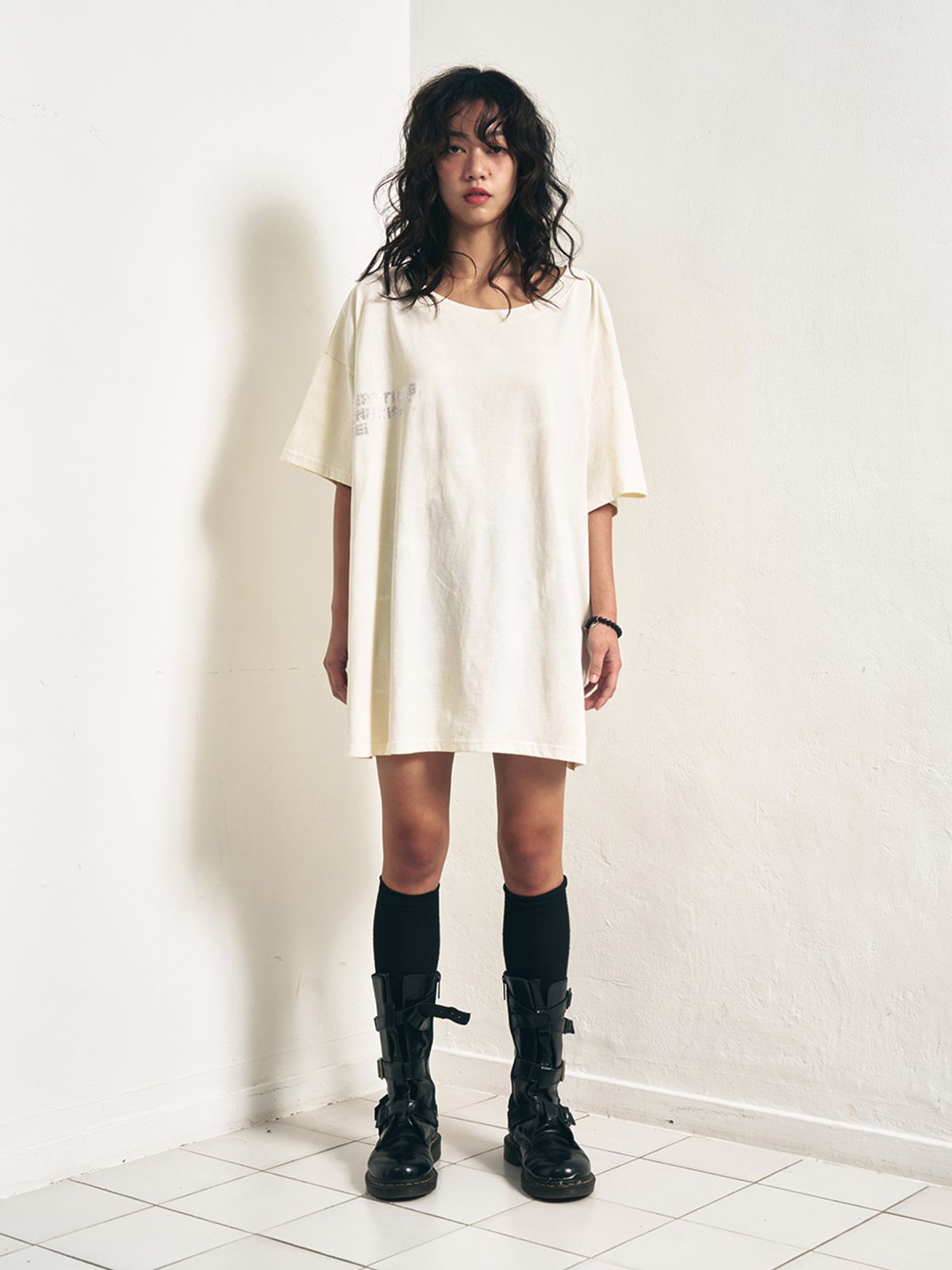 와이이이엘(YEEL) Y. STUDDED OVERSIZED T-SHIRT IVORY