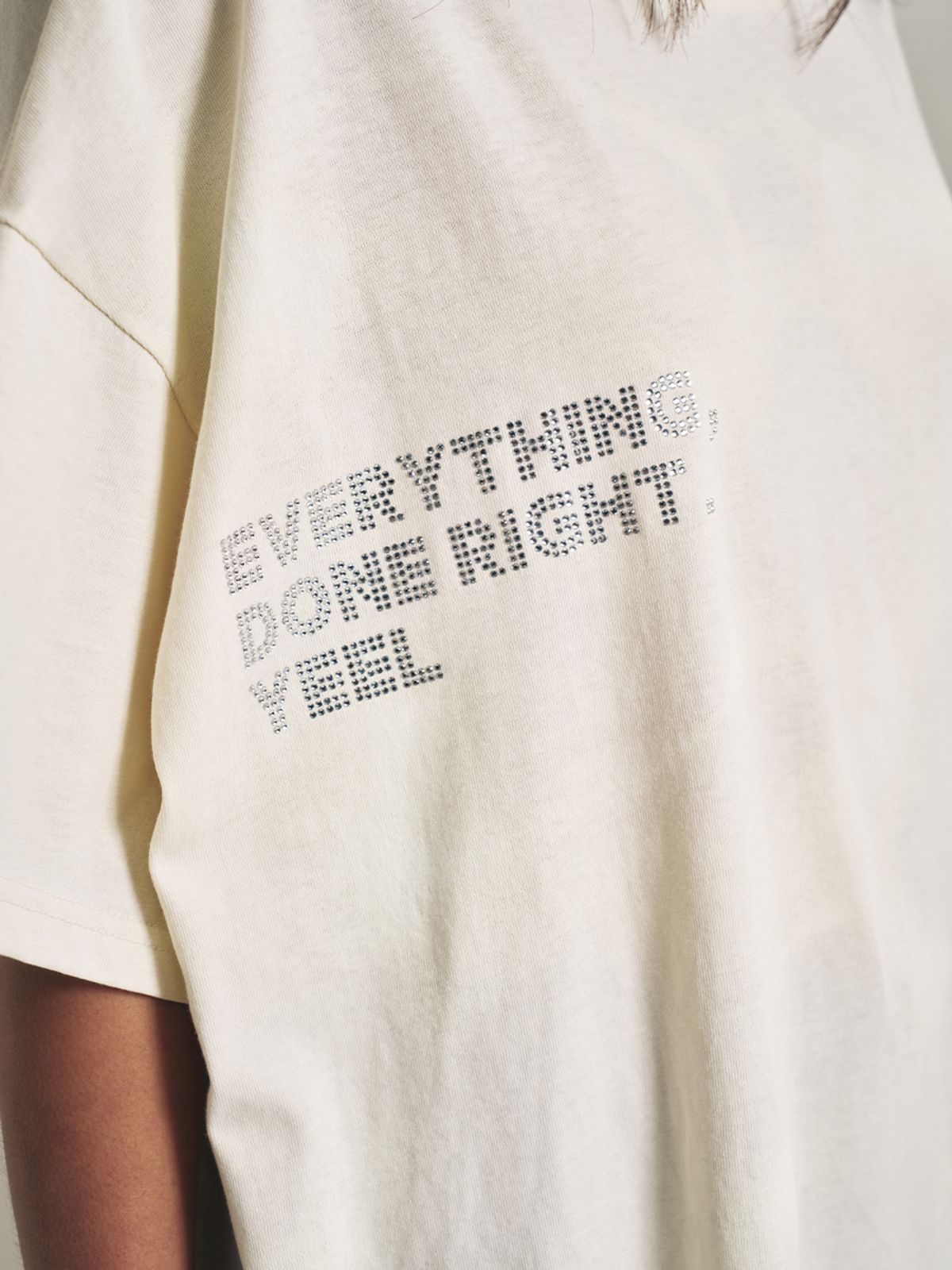 와이이이엘(YEEL) Y. STUDDED OVERSIZED T-SHIRT IVORY