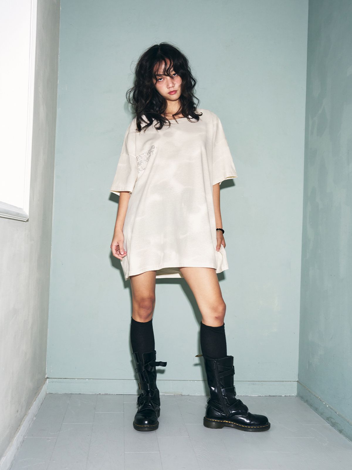 와이이이엘(YEEL) Y. STUDDED OVERSIZED T-SHIRT IVORY