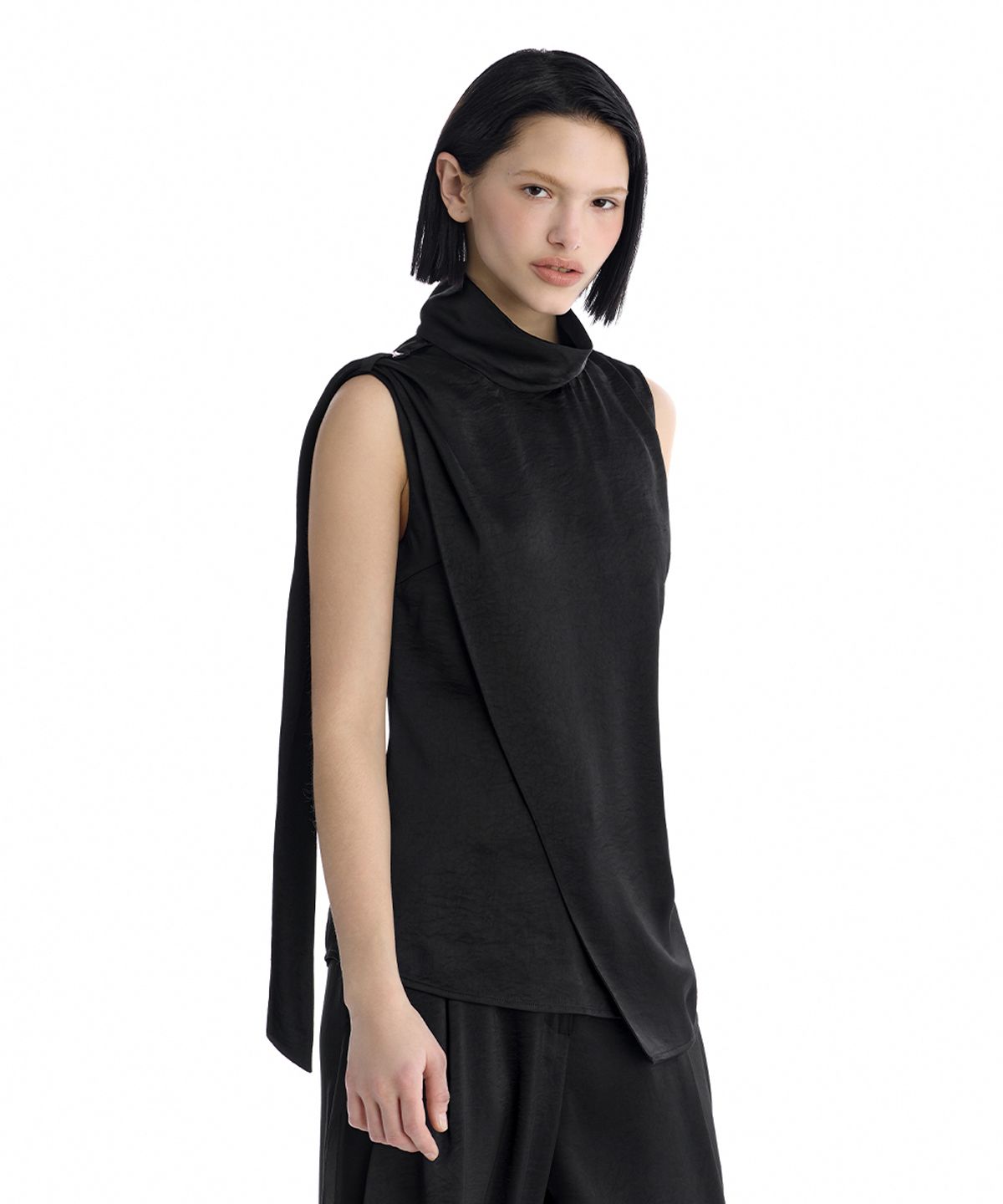 트리밍버드(TREEMINGBIRD) Draped High Neck Set-Up Sleeveless Top [ Black ]