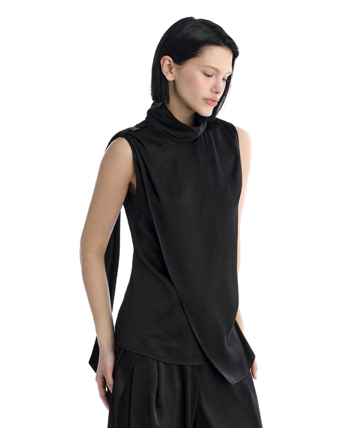 트리밍버드(TREEMINGBIRD) Draped High Neck Set-Up Sleeveless Top [ Black ]
