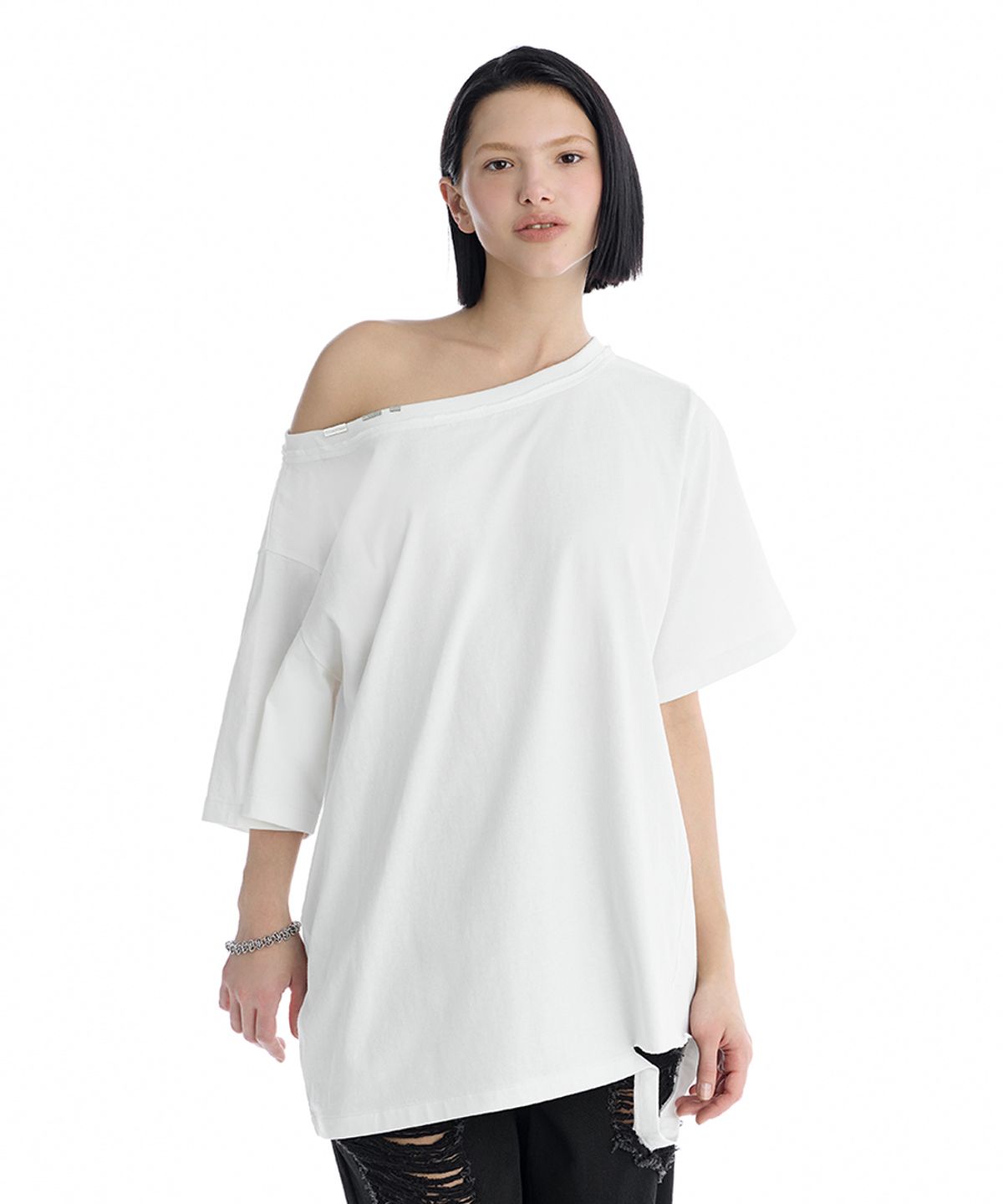 트리밍버드(TREEMINGBIRD) Off-Shoulder Raw Edge T-Shirt [ White ]
