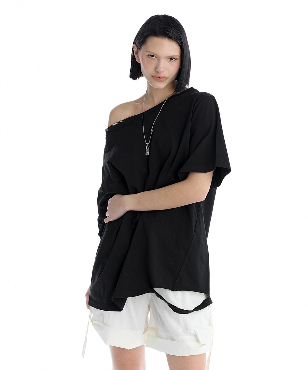 트리밍버드(TREEMINGBIRD) Off-Shoulder Raw Edge T-Shirt [ Black ]