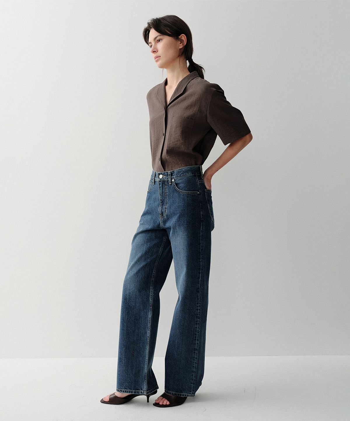 이아(EAAH) STITCH ANGLED COLLAR SHIRT (BROWN)