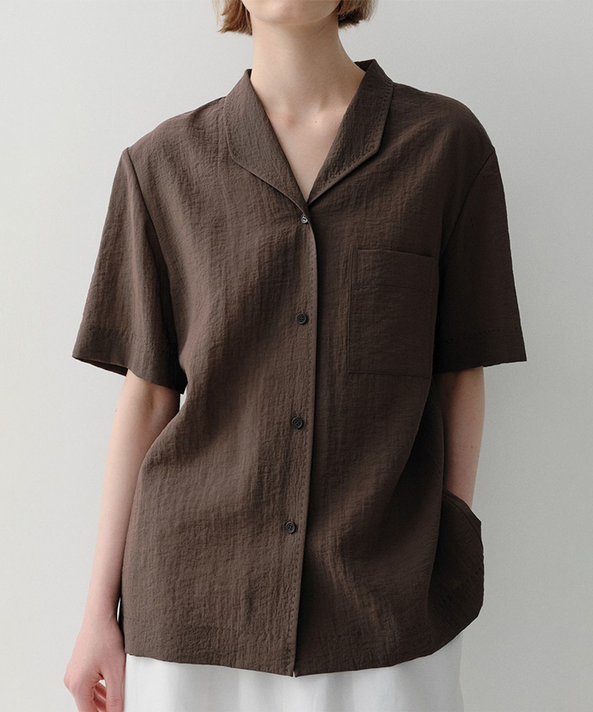 이아(EAAH) STITCH ANGLED COLLAR SHIRT (BROWN)