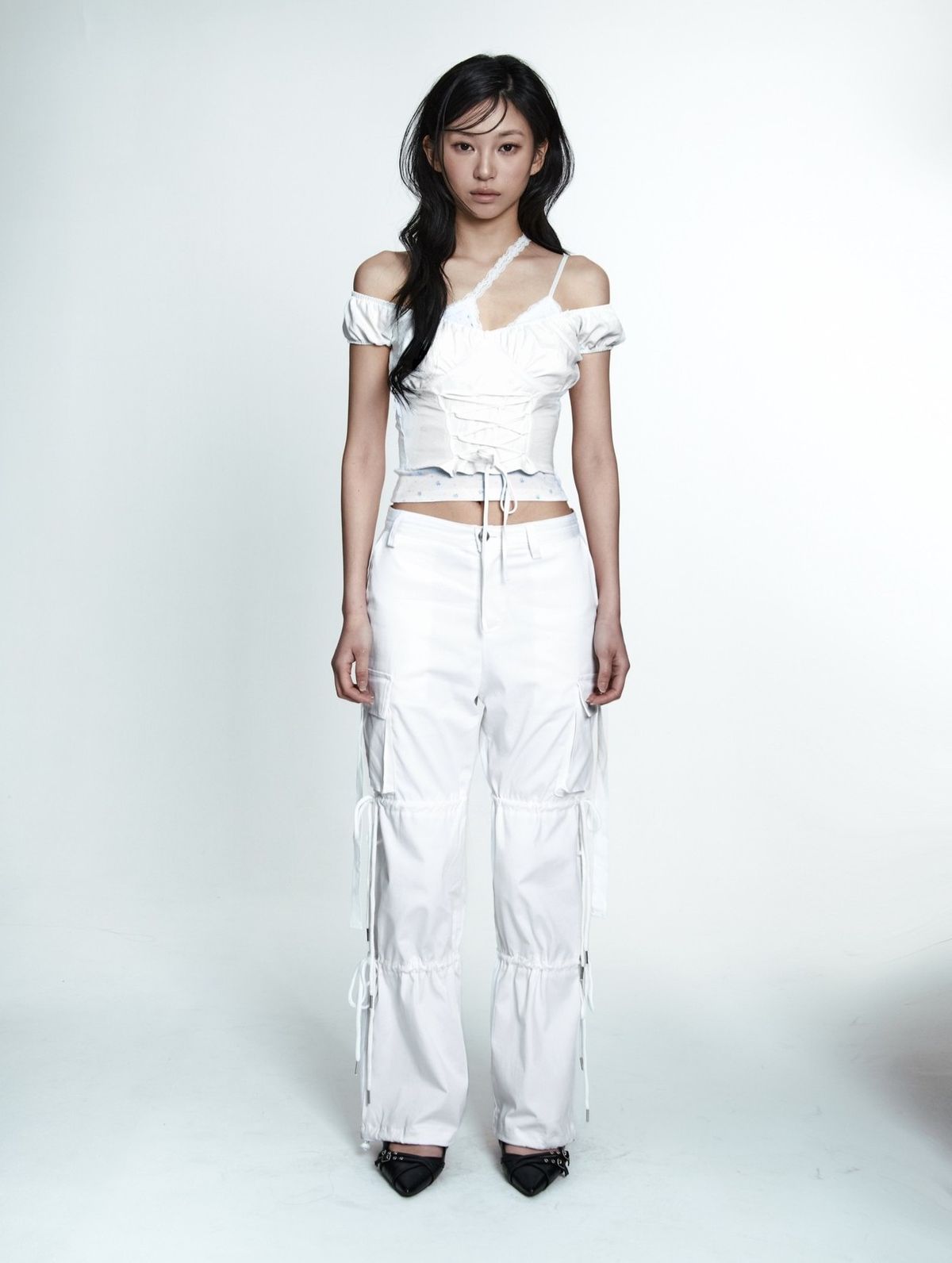 엠엘케이(MLK) 플라워 언발란스 레이스 슬리브리스 탑 (WHITE)