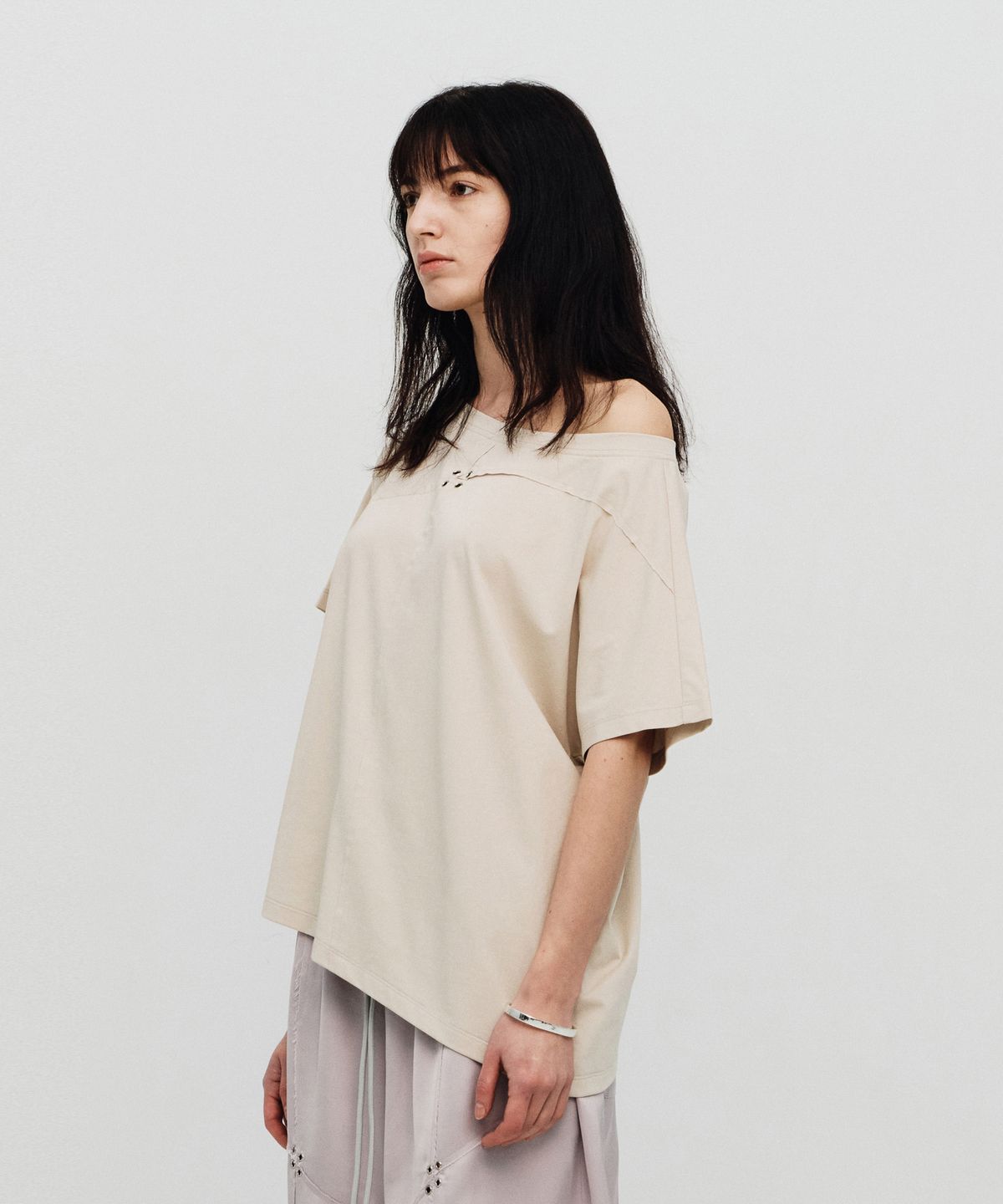 실롯(SEALOT) 시그니처 컷 아일렛 원 숄더 하프 슬리브 탑 (베이지)